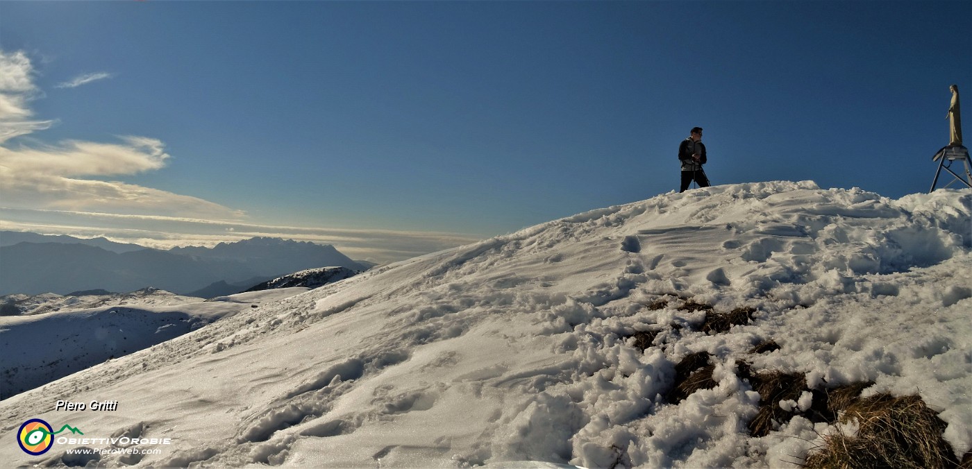 38 Raffaele, la prima volta alla Madonnina del Baciamorti (2009 m) pestando neve!.jpg